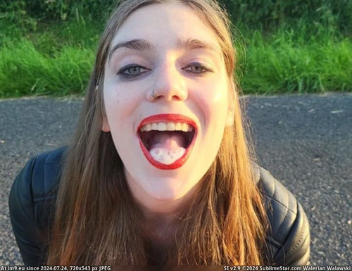 38 im9.eudomina lippenstift hure blast benjamin fiegl den schwanz und macht einen sperma selfie mit .jpg