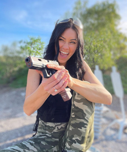 leginassrt 299@tonimcbrideofficial Rockin the @tarantactical Glock 17 Copperhead