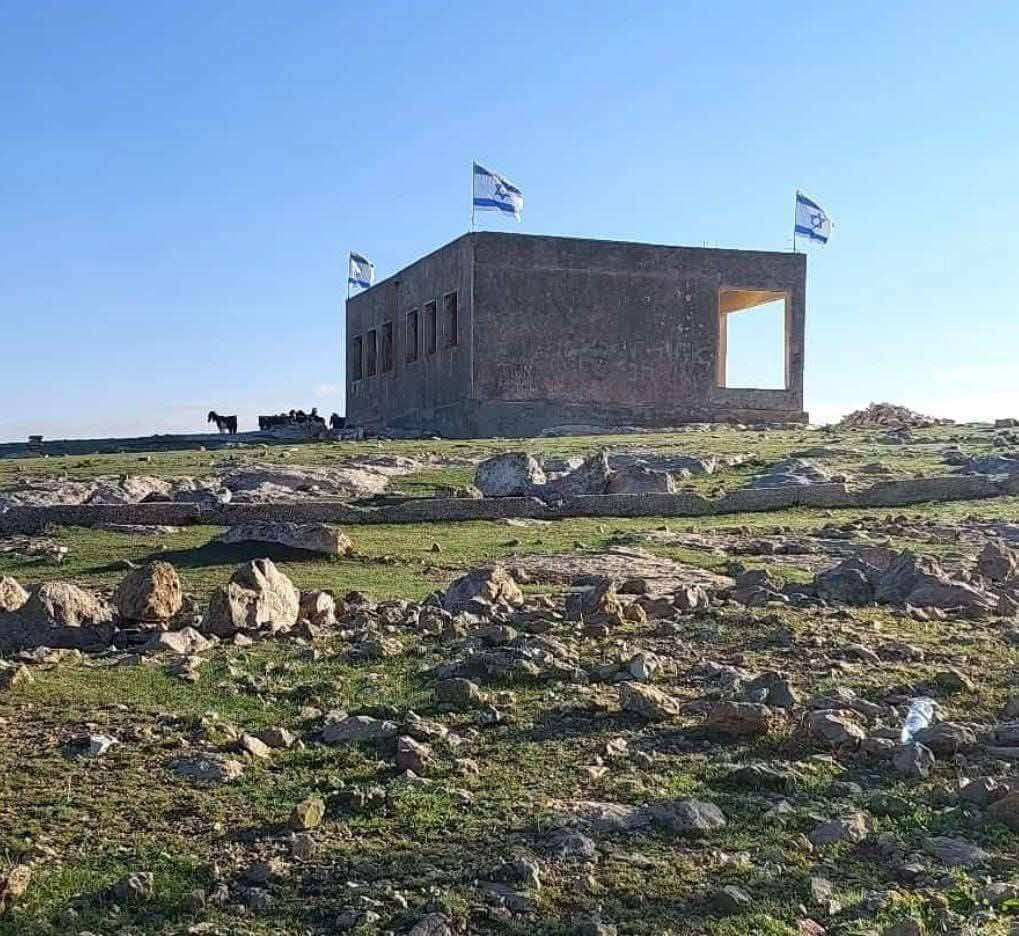 صورة | استمرار الاستفزازات.. المستوطنون يرفعون أعلام الاحتلال على بيت قديم في قرية المنيا شرق سعير شمال الخليل....