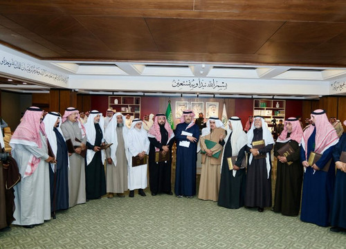 G8hx7rAWcAAEoTS.jpg