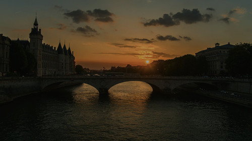 Emily.in.Paris.S01E02.Masculin.Feminin.2160p.NF.WEB DL.CZ EN.DD+5.1.DoVi.HDR.H.265 MissCollins.mkv 2