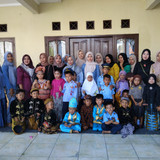 mengenakan pakaian adat.jpg