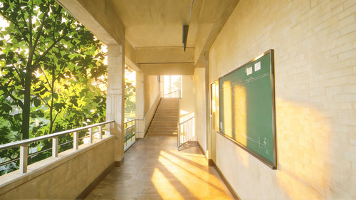 学校走廊 晴天.png