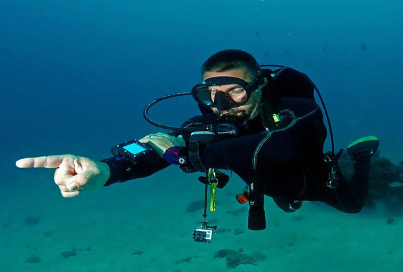 Lubber line pointing in direction of travel