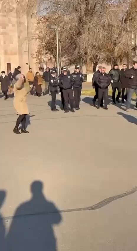 h9gXbZOTBoEe5rR6.jpg
