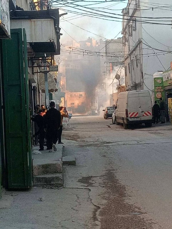 اندلاع مواجهات في مخيم الفوار جنوب الخليل، حيث أطلقت قوات الاحتلال قنابل الغاز....