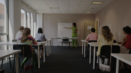 Emily.in.Paris.S03E01.I.Have.Two.Lovers.2160p.NF.WEB DL.CZ EN.DD+5.1.DoVi.HDR.H.265 MissCollins.mkv 