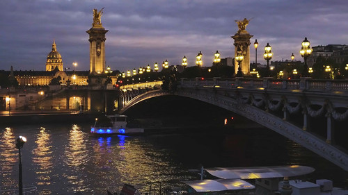 Emily.in.Paris.S04E02.Love.on.the.Run.1080p.NF.WEB DL.CZ EN.DD+5.1.H.264 FLUX.mkv 20251220 202137.36.jpg