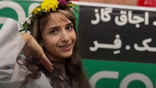 G8qC9ALWwAAVHYe.jpg