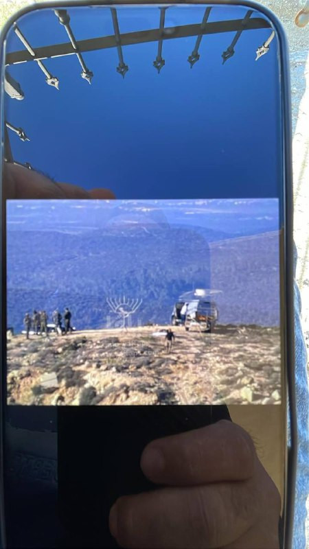 قوات الاحتلال برفقة قطعان المستوطنين يقتحمون جبل منطقة طروسا غرب مدينة دورا جنوب الخليل، ويقومون بنصب الشمعدان هناك....