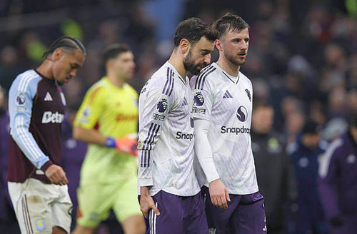 Bruno Fernandes memegangi pahanya saat lawan Aston Villa Getty Images.jpg