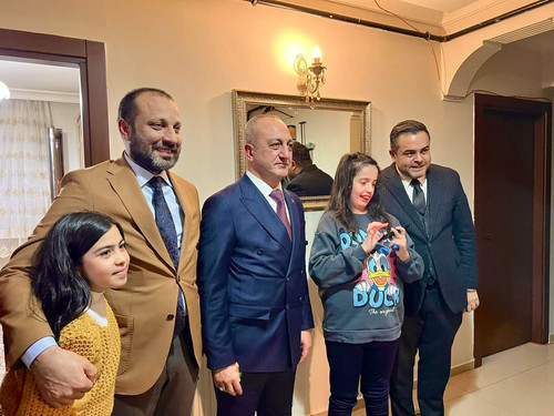 G8owJyzW0AAmAJI.jpg