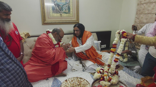 जयपुर में हमारे परम मित्र चंद्रप्रकाश अग्रवाल चंदू जी भाड़े वाले के आवास पर अपने शेरों के साथ सुप्रस.jpg