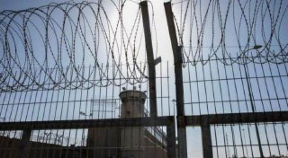 مكتب إعلام الأسرى: الأسيرات في سجن الدامون يتعرضن لتصعيد خطير ومتواصل، تمثّل في اقتحامات عنيفة للأقسام ونزع حجاب الأسيرات والاعتداء عليهن بالضرب، في ا...