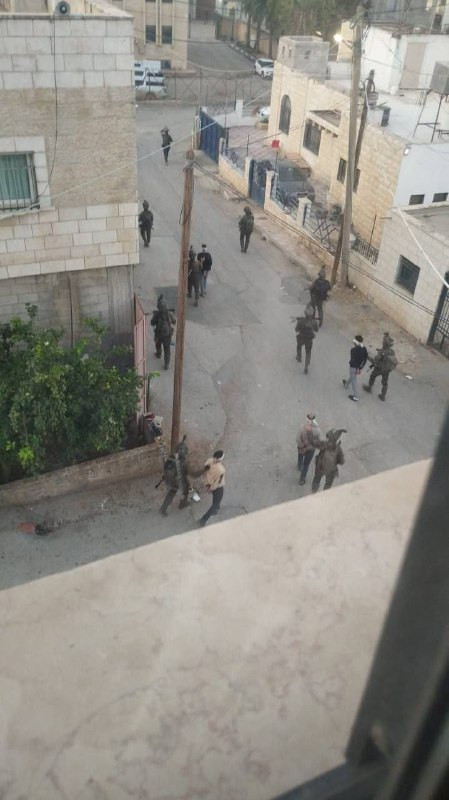 المركز الفلسطيني للدفاع عن الأسرى:

▫️يشنّ الاحتلال حملة اعتقالات انتقامية، من بينها اعتقال والد الشهيد عمران الأطرش والاعتداء عليه، في إطار سياسة تخو...