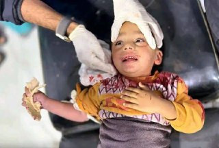 طفل نُقل إلى مستشفى الكويتي وهو يحمل كسرة خبز في يده، بعد إصابته في غارات الاحتلال على خان يونس...