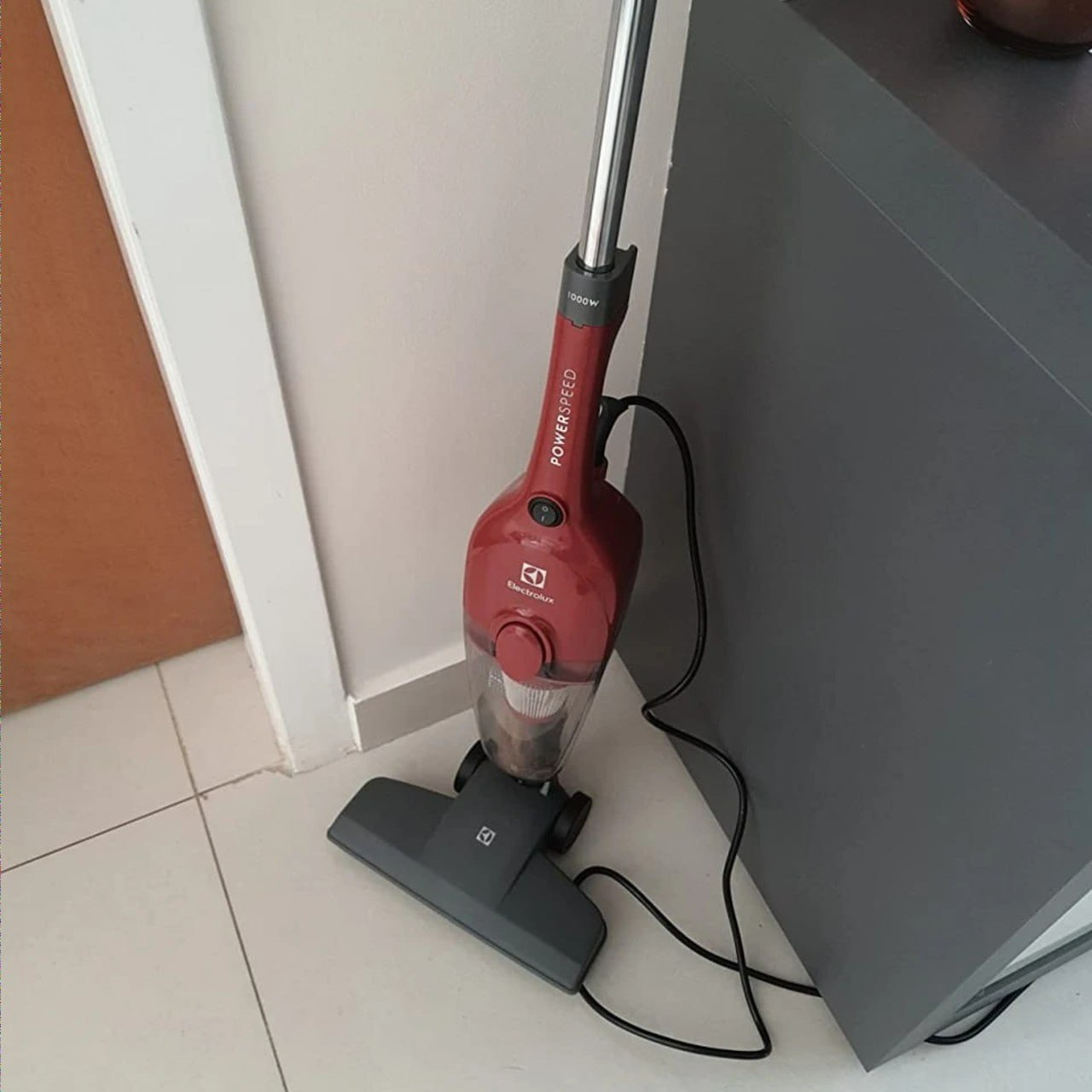 Aspirador pó vertical com fio portátil de mão 2 em 1 1100W cabo 5m capacidade 1,2L filtro HEPA Electrolux STK13 vermelho