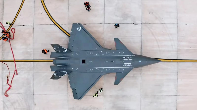 بعد الدبابات المتطورة، تركيا تكشف رسميًا عن طائرتها المقاتلة المسيّرة “قزل ألما”. أعلنت تركيا عن طائرتها بدون طيار، التي تعتبر من أبرز مشاريع الدرونز ...