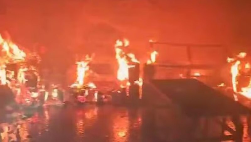 يديعوت أحرونوت: اندلعت الليلة الماضية حرائق في تسعة مبانٍ سكنية في بئر السبع، وبحسب الشبهات، يدور الحديث عن حرائق مفتعلة....