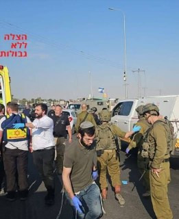 ترجمة قدس| صحيفة "يديعوت أحرونوت" العبرية: - العملية الأخيرة عند مفترق "غوش عتصيون" تعيد التذكير بأن الضفة الغربية تقف على حافة انفجار واسع. - كل المؤ...