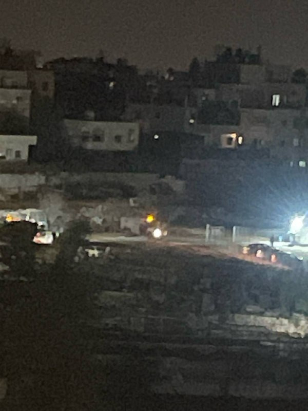 جيش الاحتلال يرسل تعزيزات عسكرية نحو بلدة بيت أمر شمال الخليل جنوب الضفة الغربية بالتزامن مع استمرار الاقتحام وحملة الاعتقالات التي طالت العشرات...