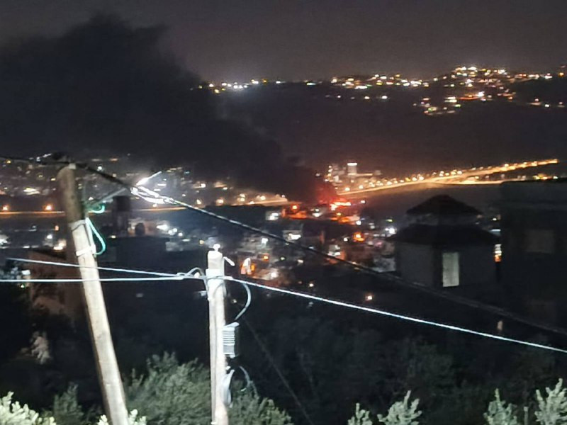 صورة| تتصاعد ألسنة الدخان بعد أن قام المستوطنون بإحراق مشطب للمركبات بين بلدتي حوارة وأودلا، جنوب نابلس....