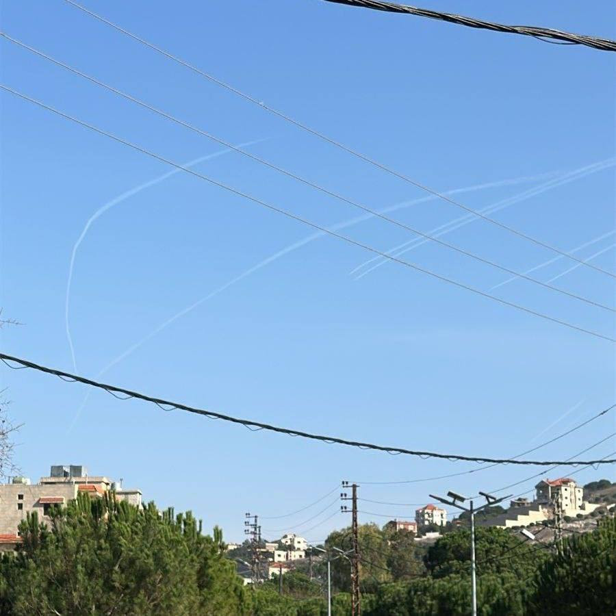 سرب من طائرات الاحتلال الإسرائيلي يقتحم الأجواء في سماء جنوب لبنان....