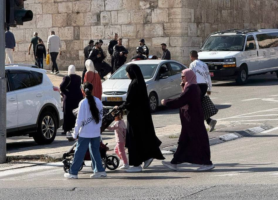 قوات الاحتلال تقتحم منطقة سوق الجمعة وتوقف شباناً عندها، مع منع وصولهم إلى المسجد الأقصى....