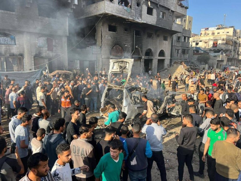 4 شهداء وإصابات جراء غارة إسرائيلية استهدفت مركبة بالقرب من مفترق العباس في حي الرمال غرب مدينة غزة....