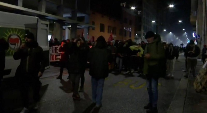 وقعت اشتباكات بين الشرطة الإيطالية ومتظاهرين معارضين لمشاركة فريق مكابي تل أبيب في الدوري الأوروبي لكرة السلة....