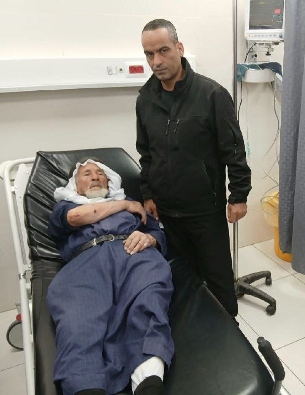 مستوطنون اعتدوا بالضرب على المسن خليل الهريني قرب مسكنه في منطقة واد الرخيم المجاورة لقرية سوسيا بمسافر يطا، مما أسفر عن إصابته بجروح ورضوض وتم نقله إ...