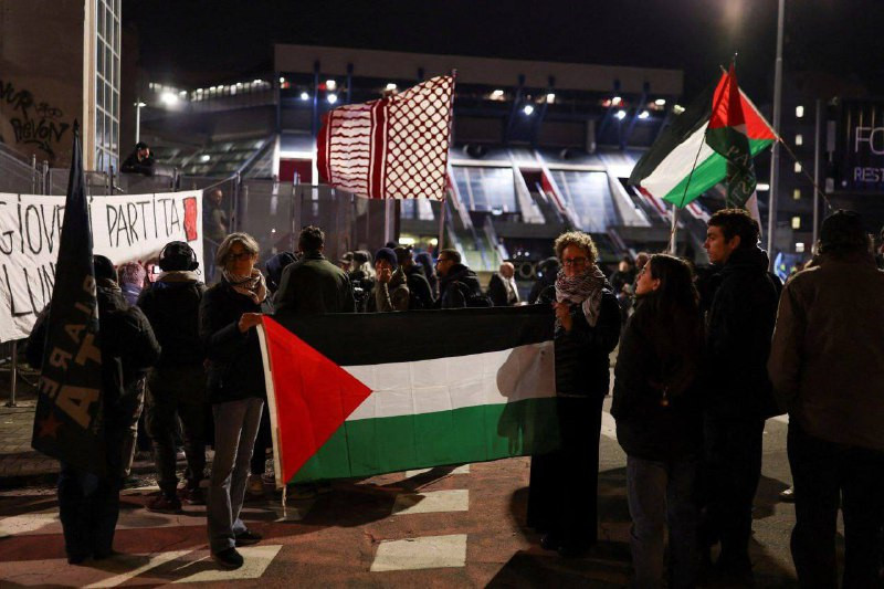 مناصرون للقضية الفلسطينية يحتجون في إيطاليا ضد مشاركة فريق من الاحتلال الإسرائيلي في مسابقة كرة قدم أوروبية...
