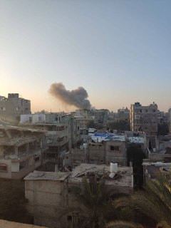 طيران الاحتلال يشن غارة جديدة على مخيم النصيرات، وسط قطاع غزة....