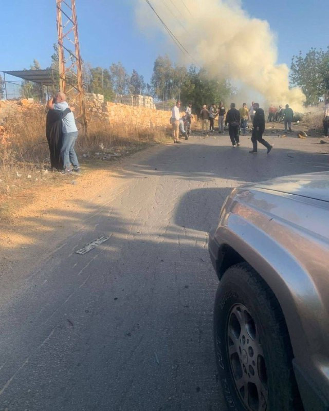 على يسار الصورة.. أم لبنانية وصلت موقع قصف طيران الاحتلال المسير لمركبة قرب النبطية الفوقا جنوب لبنان، ليتبين أن المستهدف هو ابنها وقد ارتقى شهيدا....