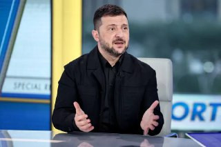 زيلنسكي: ▪️الأسبوع المقبل سيكون صعبا جدا على أوكرانيا وأحث البرلمان والحكومة على العمل معا من أجل البلاد. ▪️أتوقع الكثير من الضغوط السياسية على بلادنا...