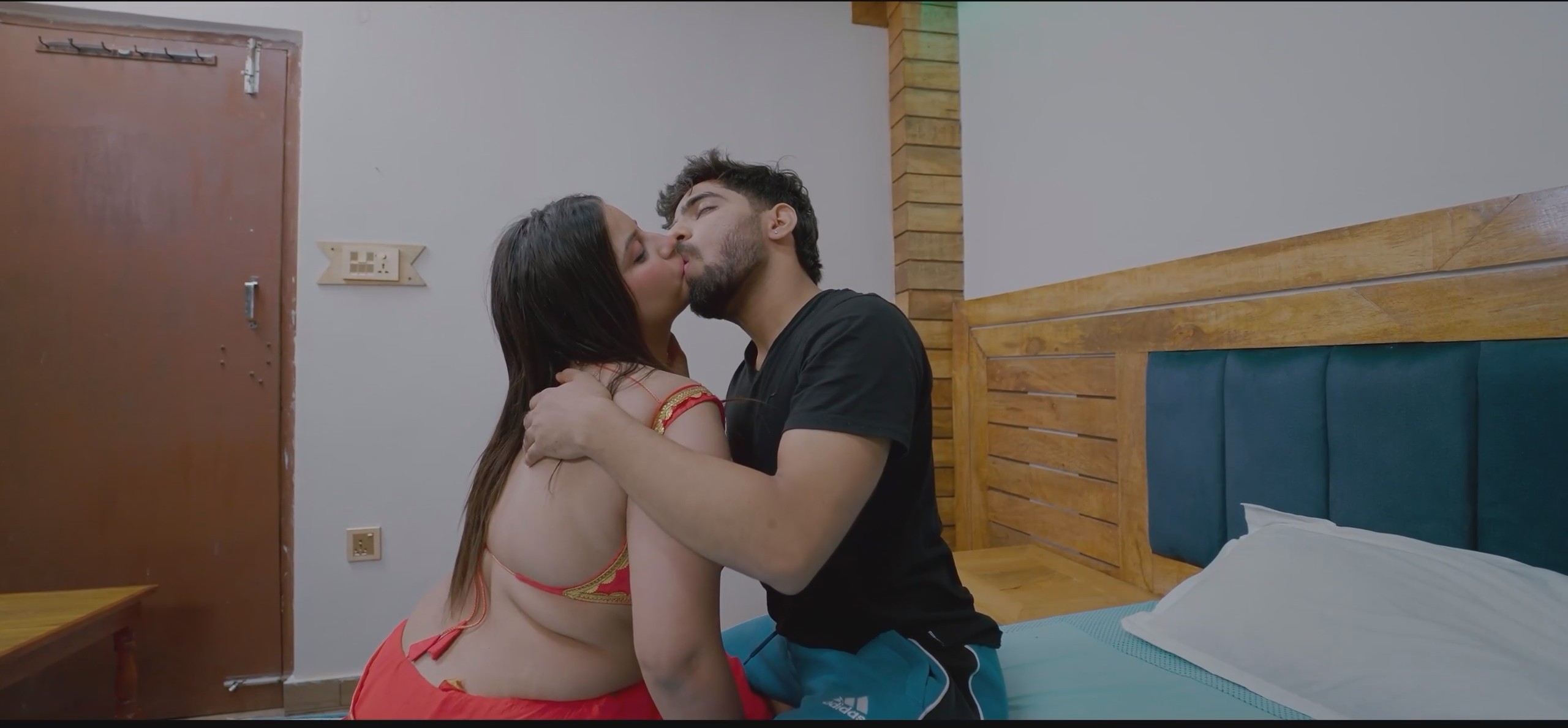 Garam Sukh (2032) S01EP01 MoodX 1