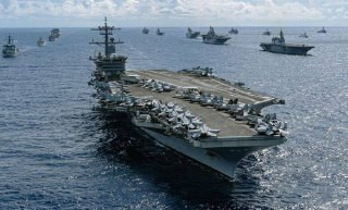 أضخم القطع البحرية في العالم يو إس إس أبراهام لينكولن (USS Abraham Lincoln - CVN 72)، ستكون قبل مساء اليوم في بحر العرب، وهي منطقة مسؤولية القيادة الم...