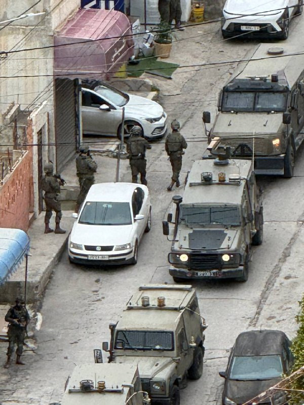 جانب من اقتحام قوات الاحتلال مدينة نابلس وتمركزها خلف المستشفى الوطني....