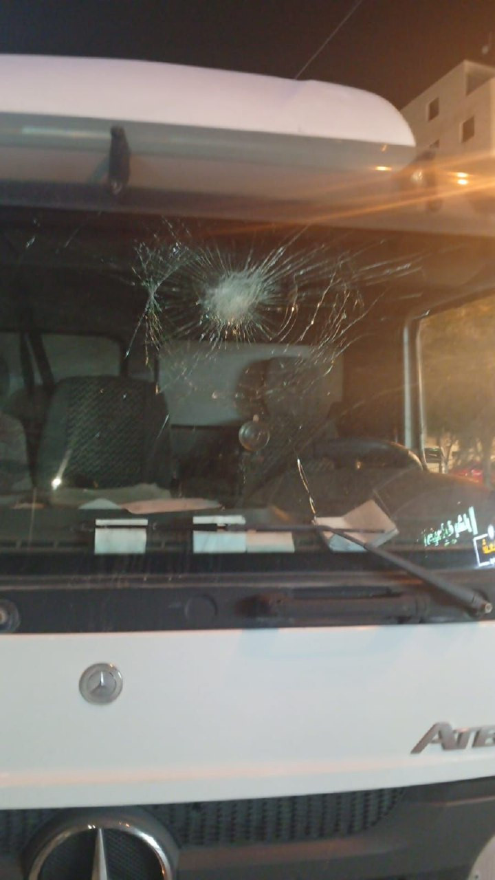 المستوطنون يرشقون مركبات فلسطينية بالحجارة، قرب مفترق "الكوشوك" في منطقة قيزون بمدينة الخليل....