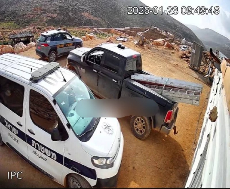 صورة| شرطة وجيش الاحتلال تطرد النشطاء والمتضامنين من تجمع عائلة أبو ناجح في بلدة المغير شمال شرق رام الله بعد اعتداء المستوطنين على التجمع....