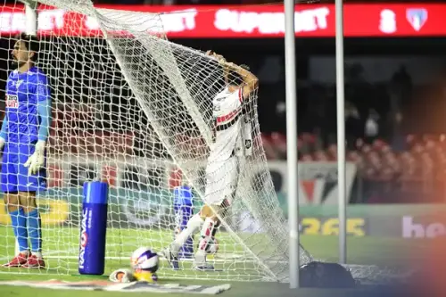 Calleri marca dois, se desculpa, mas São Paulo é derrotado pela Portuguesa