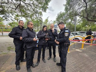 شرطة الاحتلال تعلن اعتقال شخص قام بإضرام النار في 3 من عناصرها خلال محاولة منعه من الانتحار في شمال فلسطين المحتلة....