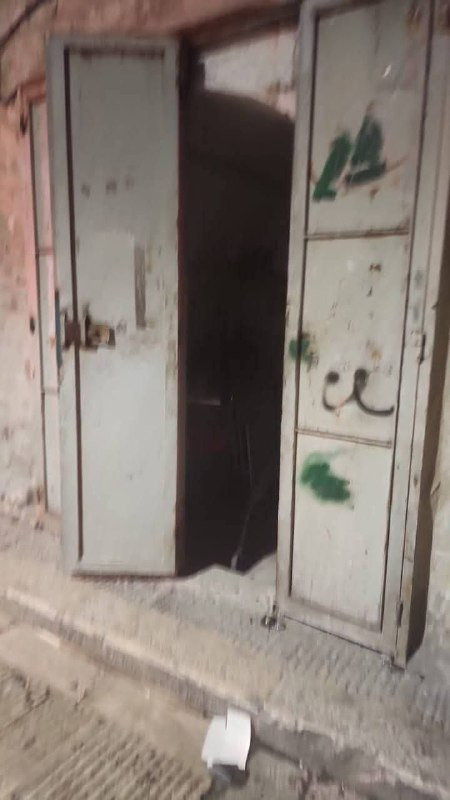 آثار التدمير والتخريب الذي خلفه الاحتلال بعد اقتحام البلدة القديمة في نابلس فجر اليوم....