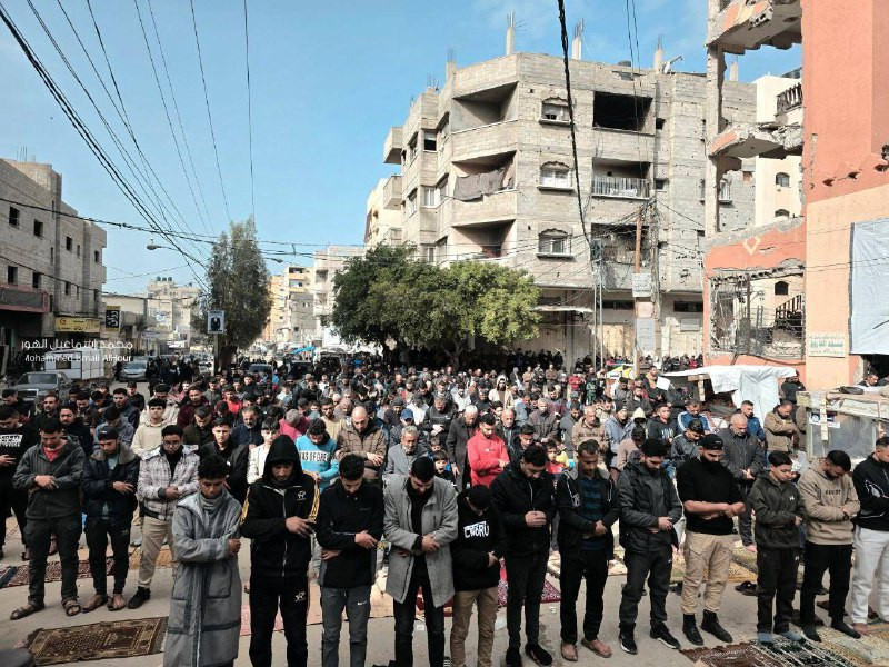 رغم الدمار والقصف… أُقيمت صلاة الجمعة في مسجد الفاروق بمخيم النصيرات وسط مشهدٍ يختلط فيه الركام بالإيمان، أحيا المسلمون صلاة الجمعة في مسجد الفاروق، م...