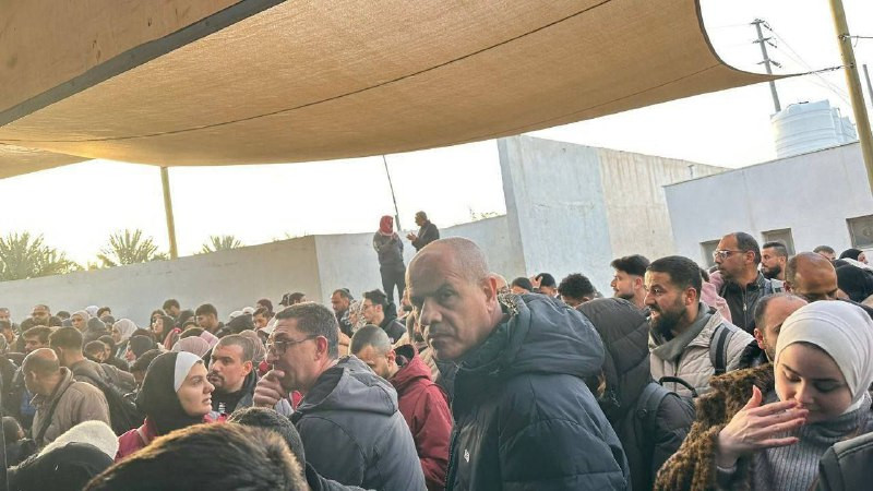 استمرار الأزمة.. أعداد كبيرة من العائدين إلى الضفة الغربية على الجسر من الجانب الأردني....