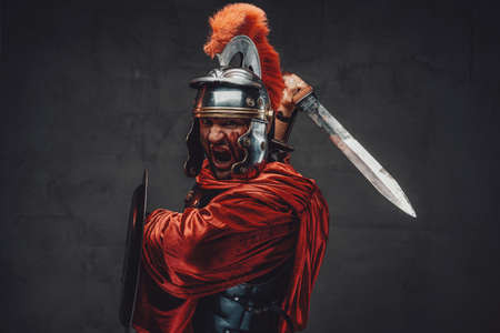 166710598 attaquer un soldat romain hurlant avec une épée et un bouclier.jpg