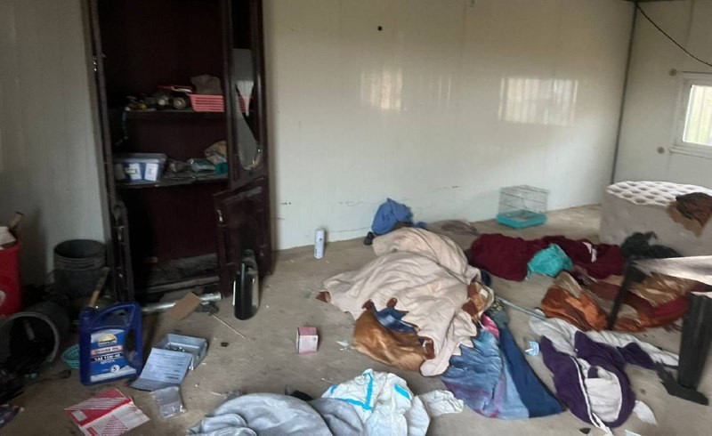  مستوطنون نفّذوا اعتداءً واسعًا على مساكن وممتلكات عائلة سلامة شقيرات في برية القدس–المنطار، حيث اقتحموا المزرعة بعد كسر قفل بوابتها، وخرّبوا غرفتين ز...