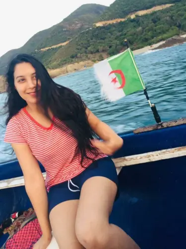 نودز جزائريه هايجه ع الاخر ومش قادره من المحنه تدعك كسها و تجيب شهوتها 10 768x1024