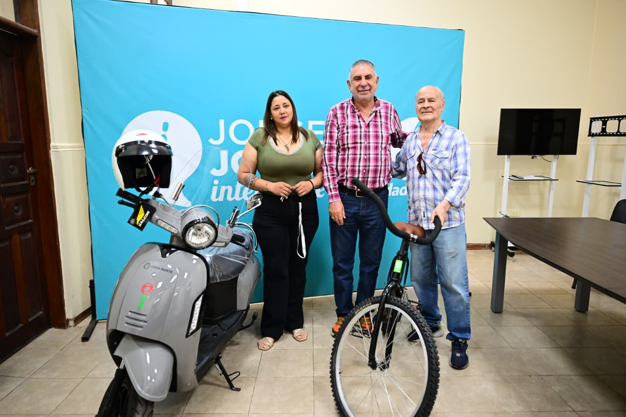 El intendente Jofré entregó premios a felices ganadores del sorteo de contribuyentes cumplidores