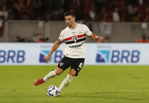 Cédric Soares: temporada polêmica no São Paulo gera debates e opiniões divergentes entre torcida e imprensa